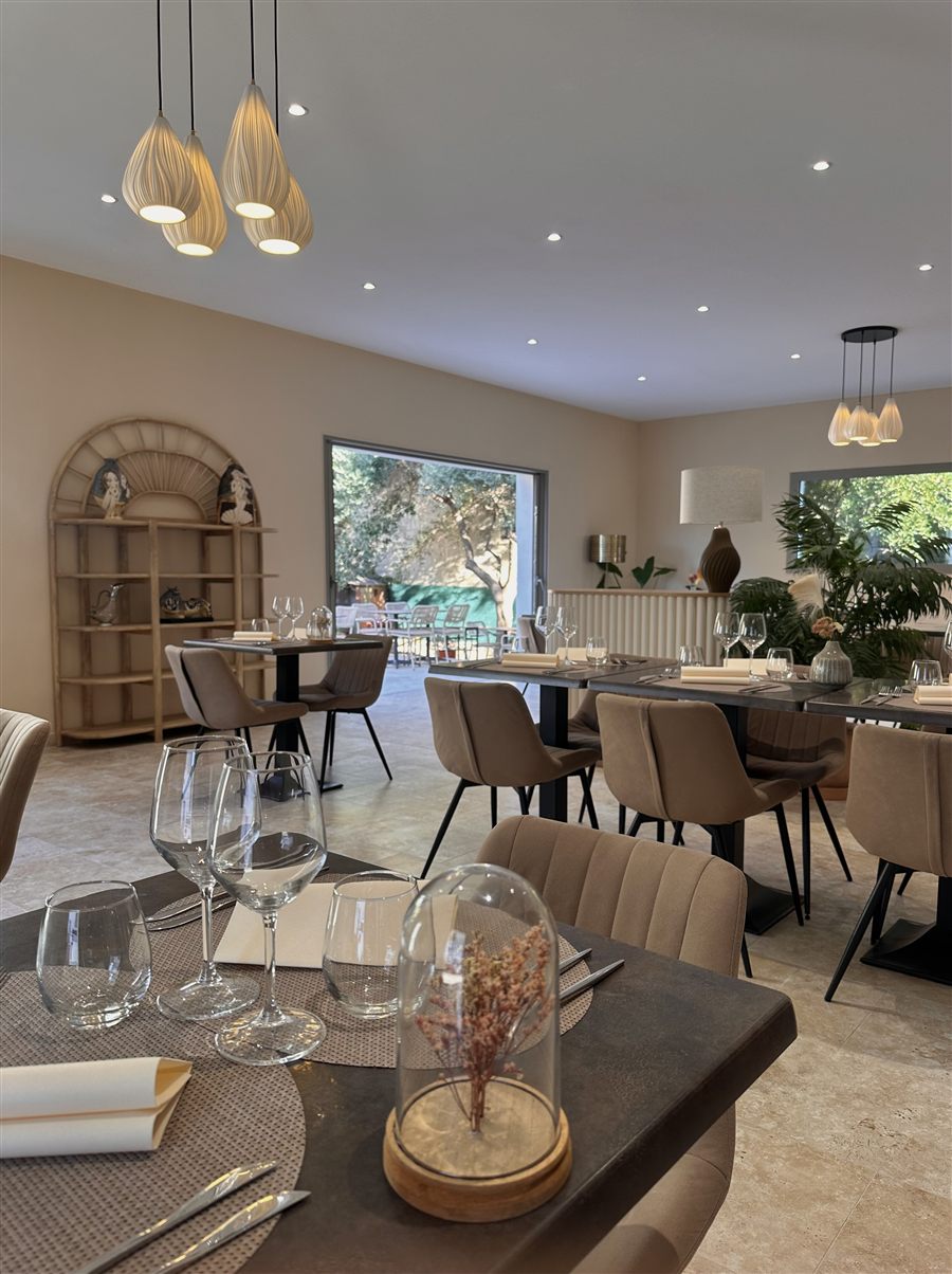 La salle du restaurant L'Esquine